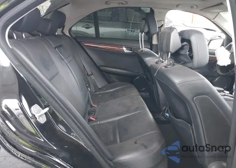 2011 Mercedes-Benz C 300 Luxury/Sport z USA, uszkodzony, nr VIN WDDGF5EB3BA510155